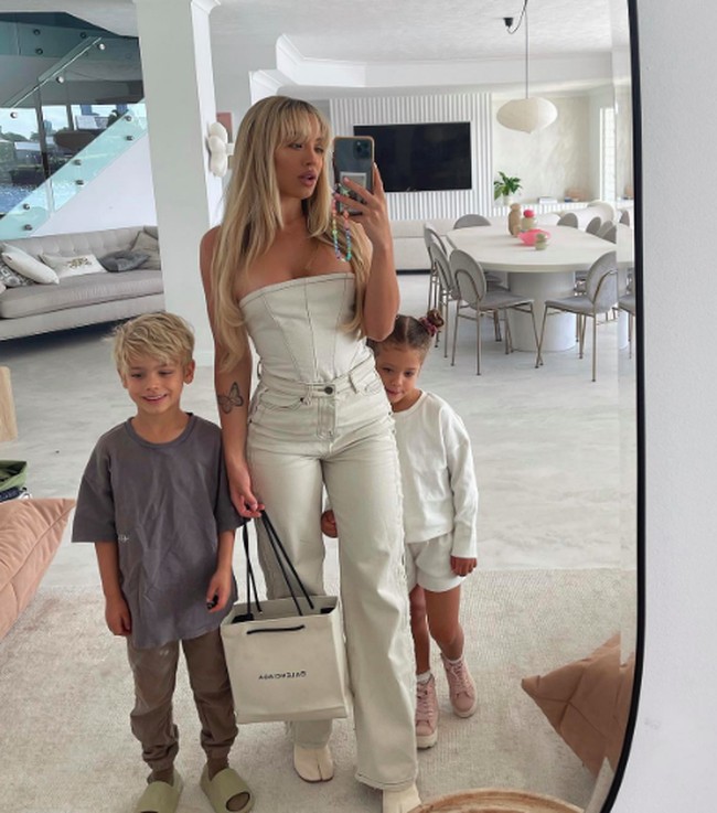 Ibu dua anak itu kini memiliki rumah indah. “Sekarang aku memiliki rumah yang indah, bisnis dua juta dolar, keluarga yang aku cintai, dan teman-teman yang luar biasa. Jadi, ini adalah pengingat kecil untuk bisa merayakan kemenanganmu, jangan menilai siapapun, cintai semua orang, bekerja keras, dan terus menjadi pemenang,” pesannya. Foto: dok. Instagram/@tammyhembrow