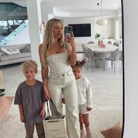 Ibu dua anak itu kini memiliki rumah indah. “Sekarang aku memiliki rumah yang indah, bisnis dua juta dolar, keluarga yang aku cintai, dan teman-teman yang luar biasa. Jadi, ini adalah pengingat kecil untuk bisa merayakan kemenanganmu, jangan menilai siapapun, cintai semua orang, bekerja keras, dan terus menjadi pemenang,” pesannya. Foto: dok. Instagram/@tammyhembrow