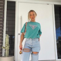 “Aku tinggal di rumah di mana aku harus mandi di luar, bahkan di tengah musim dingin. Kami tidak memiliki kamar tidur sehingga menggunakan  meja di sisinya untuk membangun dinding. Banyak hal yang tidak berjalan mudah, tapi kami selalu bisa bersenang-senang. Hidup adalah apa yang kamu buat,” ungkap Tammy di keterangan foto Instagramnya. Foto: dok. Instagram/@tammyhembrow