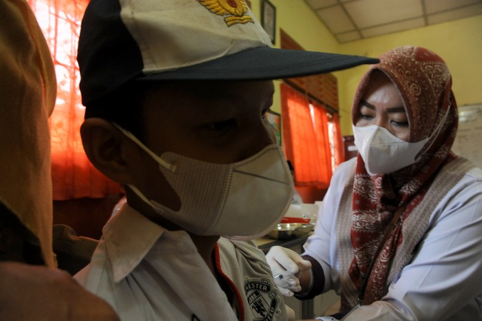 TARGET VAKSIN PELAJAR DI KOTA PALEMBANG Petugas menyuntikkan vaksin COVID-19.pada salah satu pelajar SMP di Negeri 13 Palembang, Sumsel, Selasa (12/10/2021). Pemerintah Kota Palembang menargetkan sebanyak 192.671 pelajar di Kota Palembang untuk mendapatkan vaksin COVID-19. ANTARA FOTO/Feny Selly/hp.