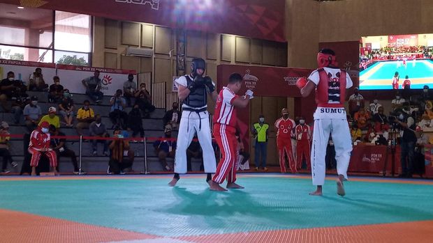 Final tarung derajat PON Papua 2020 kelas 64,1-67 kg antara Muhammad Rizki Firdaus dari Sumatera Utara dan I Made Ardi Arimbawa dari Bali, Selasa (12/10/2021) di Mimika.