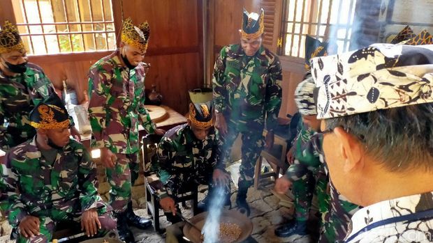 tentara belajar meracik kopi
