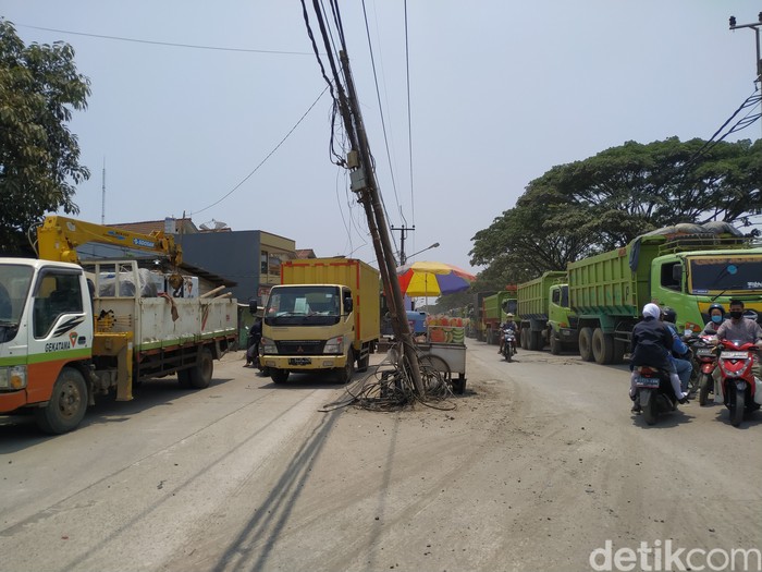 Tiang-tiang tengah jalan di Jl Raya Perancis, Tangerang, 12 Oktober 2021. (Athika Rahma/detikcom)