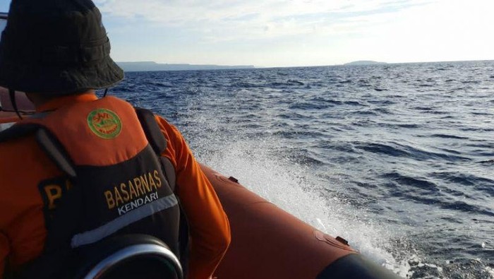 Tim Basarnas Kendari dari Pos SAR Baubau saat hendak memberikan bantuan SAR kepada seorang nelayan yang dilaporkan hilang saat memancing Perairan Batuatas, Kabupaten Buton Selatan, Sulawesi Tenggara, Senin (11/10/2021)