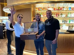 Makan di Resto Salt Bae, Pria Ini Beri Tip Kotak Rokok Rp 38 Juta