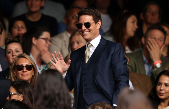 Pada Juli 2021, Tom Cruise terlihat dalam deretan bangku penonton pertandingan Wimbledon di Inggris. Foto: dok. Getty Images