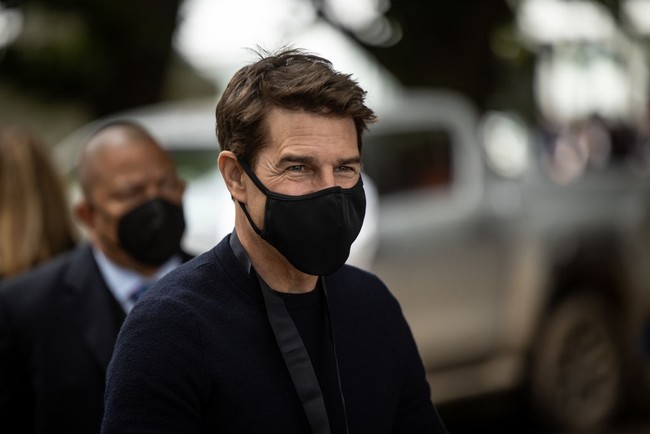 Aktor yang kini berusia 59 tahun itu juga terlihat tampil bermasker pada Juli 2021 saat mendatangi Goodwood Festival of Speed, di Inggris. Foto: dok. Getty Images