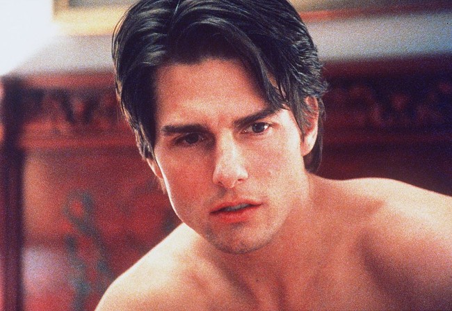 Selain wajah tampannya, kemampuan aktingnya pun diakui dunia. Seperti inilah penampilan memikat Tom Cruise dalam film Eyes Wide Shut pada 1999. Saat itu usianya sudah 37 tahun. Foto: dok. AFP