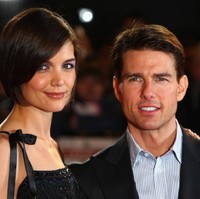 Pada 2005, hubungan asmara Tom Cruise kembali jadi pemberitaan. Dia pacaran hingga menikahi aktris Katie Holmes. Sayang pada 2012, Katie menggugat cerai pria yang memberinya seorang putri bernama Suri Cruise itu. Foto: dok. Getty Images