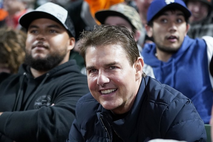 Tom Cruise di NLDS Dodgers Giants Baseball Actor Tom Cruise smiles during Game 2 of a baseball National League Division Series between the San Francisco Giants and the Los Angeles Dodgers Saturday, Oct. 9, 2021, in San Francisco. (AP Photo/Jeff Chiu)