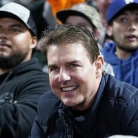 Foto Tom Cruise saat menonton pertandingan basebal pada 2021 juga pernah bikin heboh. Ketika itu wajahnya yang biasanya tirus kala itu tampak gemuk atau membengkak. Menurut dokter, hal tersebut disebabkan karena kenaikan berat badan atau suntik filler. “Aku meyakini dia pernah filler di bawah matanya, sekitar mulutnya dan hidungnya. Tapi kali ini berbeda. Selain karena lehernya juga cukup bengkak, filler tidak akan diisi di area itu. Bisa jadi karena prosedur yang efeknya pembengkakan atau karena kenaikan berat badan,” ujar Dr Alice Henshaw dikutip The Sun.Foto: AP/Jeff Chiu