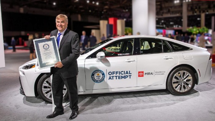Toyota Mirai mencetak rekor dunia (Guinness World Record) setelah berhasil dikendarai sejauh 1.360 km (845 mil) menggunakan satu tangki berisi hidrogen 5,56 kg pada 23-24 Agustus 2021. Jarak tempuh ini lebih jauh dari kebanyakan mobil listrik di pasaran menggunakan satu baterai terisi penuh.