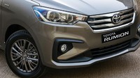 Tanpa peluncuran resmi, diam-diam Toyota memperbarui tampilan Toyota  Rumion. Rumion kali pertama diperkenalkan pada akhir tahun 2021 silam dengan kisaran harga di Rp 231 juta. Kala itu Rumion hadir dengan desain grill berbentuk tiga garis mirip seperti grill Innova jadul keluaran 2011. Foto: Dok. Toyota