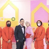 Menurut Gilang, Shandy sangat terkejut dan tak menyangka jika akan mendapatkan kado dan kejutan yang bertubi-tubi dari sang suami. Sesuai dengan ekspektasiku sih, dia yang pasti seneng dan terkejut seperti memang tujuan awalku ya bikin dia happy. Dan Alhamdulilahnya surprise ini berhasil, tuturnya. Foto: Dok.Instagram @shandypurnamasari.