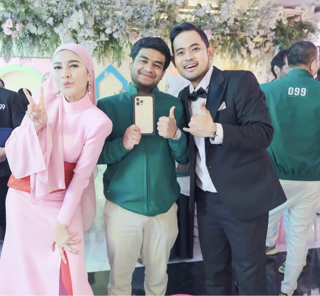 Acara kedua, Gilang membuatnya di gedung yang pernah ia berikan kepada Shandy tahun lalu. Secara diam-diam, Gilang sengaja tak memberitahukan kepada sang istri tercinta. Tanpa sepengetahuan dia seperti apa caranya, aku sengaja pilih tema Squid Games karena series itu belakangan lagi ramai. Dan aku sama Shandy juga suka banget nonton serial itu, makanya sekalian aja aku buat jadi tema acara surprise di malam kedua. Dengan mengajak teman-teman lain untuk datang dengan menggunakan jaket khas dari serial Squid Games, jelasnya. Foto: Dok.Instagram @shandypurnamasari.