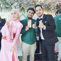 Acara kedua, Gilang membuatnya di gedung yang pernah ia berikan kepada Shandy tahun lalu. Secara diam-diam, Gilang sengaja tak memberitahukan kepada sang istri tercinta. Tanpa sepengetahuan dia seperti apa caranya, aku sengaja pilih tema Squid Games karena series itu belakangan lagi ramai. Dan aku sama Shandy juga suka banget nonton serial itu, makanya sekalian aja aku buat jadi tema acara surprise di malam kedua. Dengan mengajak teman-teman lain untuk datang dengan menggunakan jaket khas dari serial Squid Games, jelasnya. Foto: Dok.Instagram @shandypurnamasari.