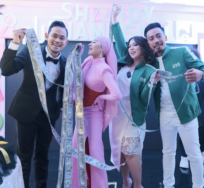 Gilang juga memberikan hadiah kejutan berupa perayaan sederhana bertema Squid Game di gedung miliknya J99 Tower. Hanya kerabat terdekat yang hadir di acara tersebut. Kemeriahan ulang tahun Shandy semakin membuat takjub karena souvenirnya berupa parfum Hermes. Selain itu ada door prize iPhone 13 Pro max dan uang dollar. Foto: Dok.Instagram @shandypurnamasari.