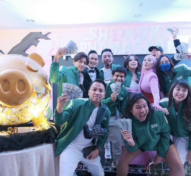 Wolipop sudah menghubungi Gilang Widya Pramana. Gilang mengaku sengaja membuat dua acara untuk Shandy. Pertama itu acara tepat di malam ulang tahun dia, aku sengaja memberikan bunga mawar. Selain karena memang Shandy suka mawar, aku juga mau terlihat romantis haha aku berikan mawar sebanyak 101.091 tangkai sesuai dengan tanggal lahir dia. Dan itu viral di Twitter dan Instagram, aku gak menyangka dan tentunya seneng juga semua orang jadi banyak support dan bilang aku romantis, ungkap Gilang kepada Wolipop. Foto: Dok.Instagram @shandypurnamasari.