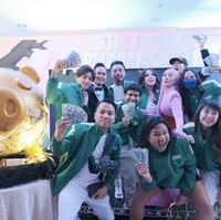 Wolipop sudah menghubungi Gilang Widya Pramana. Gilang mengaku sengaja membuat dua acara untuk Shandy. Pertama itu acara tepat di malam ulang tahun dia, aku sengaja memberikan bunga mawar. Selain karena memang Shandy suka mawar, aku juga mau terlihat romantis haha aku berikan mawar sebanyak 101.091 tangkai sesuai dengan tanggal lahir dia. Dan itu viral di Twitter dan Instagram, aku gak menyangka dan tentunya seneng juga semua orang jadi banyak support dan bilang aku romantis, ungkap Gilang kepada Wolipop. Foto: Dok.Instagram @shandypurnamasari.