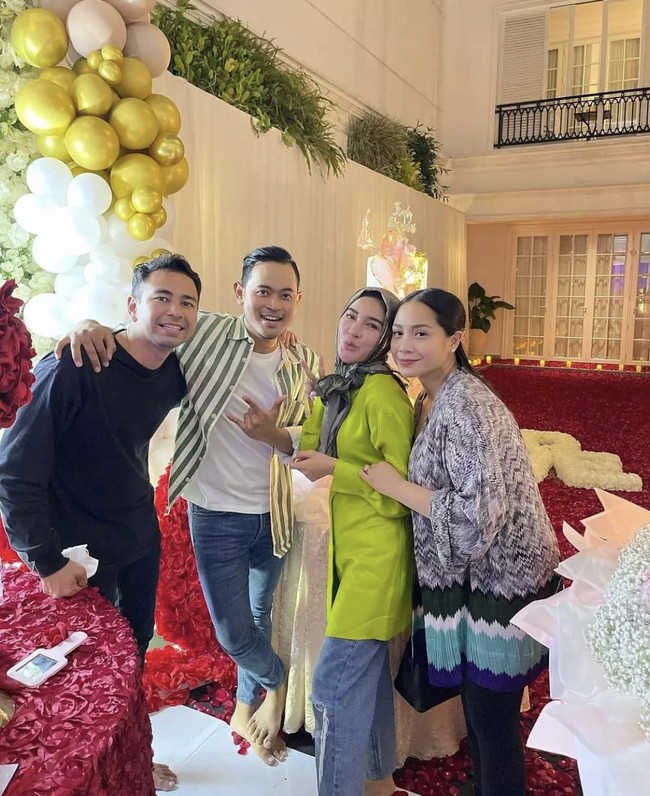 Sampai tadi malam di acara suprisenya, aku dan dia sampai nangis terharu karena statement Shandy yang bilang dia jadi mengingat kembali proses awal berjuang sampai bisa ada di titik ini bareng aku, tambah Gilang. Ia pun senang karena acara berjalan sesuai dengan rencana. Dan acara kejutan ulang tahun itu mendapatkan banyak dukungan dari sahabat yang hadir. Foto: Dok. Instagram @raffinagita1717.