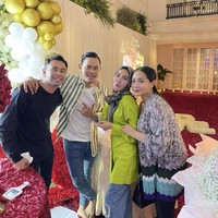 Sampai tadi malam di acara suprisenya, aku dan dia sampai nangis terharu karena statement Shandy yang bilang dia jadi mengingat kembali proses awal berjuang sampai bisa ada di titik ini bareng aku, tambah Gilang. Ia pun senang karena acara berjalan sesuai dengan rencana. Dan acara kejutan ulang tahun itu mendapatkan banyak dukungan dari sahabat yang hadir. Foto: Dok. Instagram @raffinagita1717.