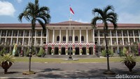 Salah satu kampus negeri terbaik di Indonesia, Universitas Gadjah Mada (UGM) Yogyakarta meraih skor Citations 28,5, Industry Income 99,9, International Outlook 33,2, Research 20,7, dan Teaching 17,8. Foto: dok UGM