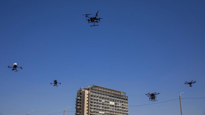 Langit Tel Aviv ramai oleh drone yang tengah diuji coba dalam operasi uji Inisiatif Drone Nasional. Sejumlah barang dibawa drone itu mulai sushi hingga es krim.