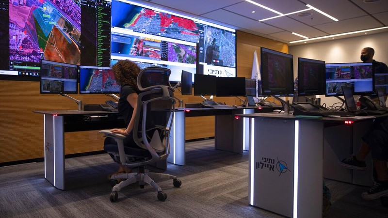 Langit Tel Aviv ramai oleh drone yang tengah diuji coba dalam operasi uji Inisiatif Drone Nasional. Sejumlah barang dibawa drone itu mulai sushi hingga es krim.