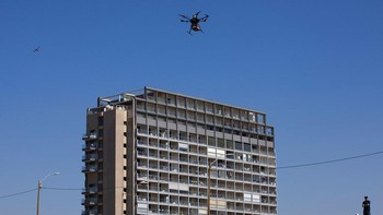 Isu mengenai privasi pun turut menjadi persoalan yang membayangi uji drone di langit Israel ini. Untuk mengatasi hal tersebut, otoritas terkait mengatakan pihaknya hanya menggunakan kamera yang tak memiliki resolusi untuk mengambil foto detail dan kamera tersebut hanya digunakan untuk membantu mesin mendarat.