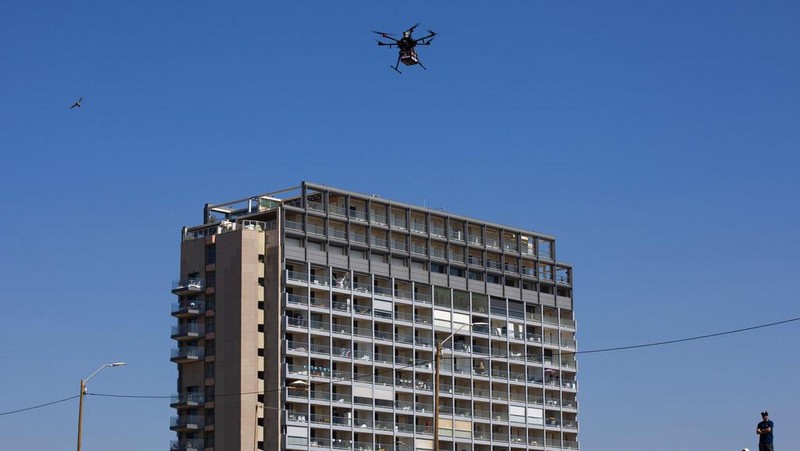 Langit Tel Aviv ramai oleh drone yang tengah diuji coba dalam operasi uji Inisiatif Drone Nasional. Sejumlah barang dibawa drone itu mulai sushi hingga es krim.