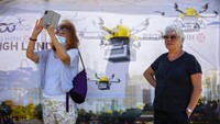 Langit Tel Aviv ramai oleh drone yang tengah diuji coba dalam operasi uji Inisiatif Drone Nasional. Sejumlah barang dibawa drone itu mulai sushi hingga es krim.