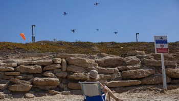 Sejumlah drone tampak wara-wiri di langit kota Tel Aviv, Israel, pada Senin (11/10) kemarin. Drone-drone tersebut tampak mengangkut sejumlah barang, mulai dari sushi, es krim, hingga obat-obatan.