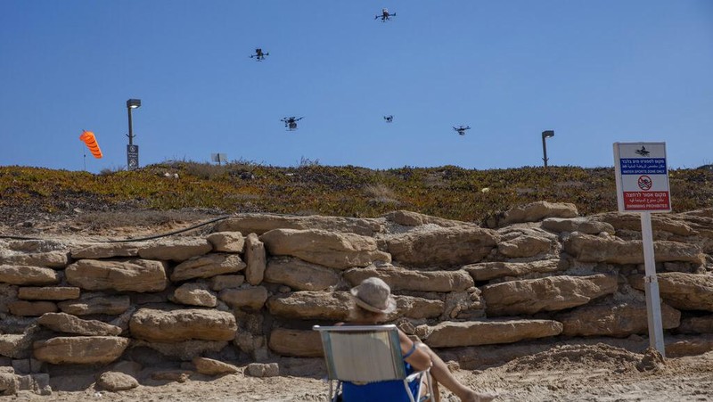 Langit Tel Aviv ramai oleh drone yang tengah diuji coba dalam operasi uji Inisiatif Drone Nasional. Sejumlah barang dibawa drone itu mulai sushi hingga es krim.