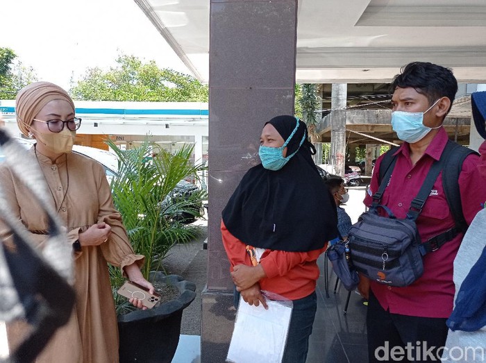 Warga Cirebon antre cairkan bantuan.