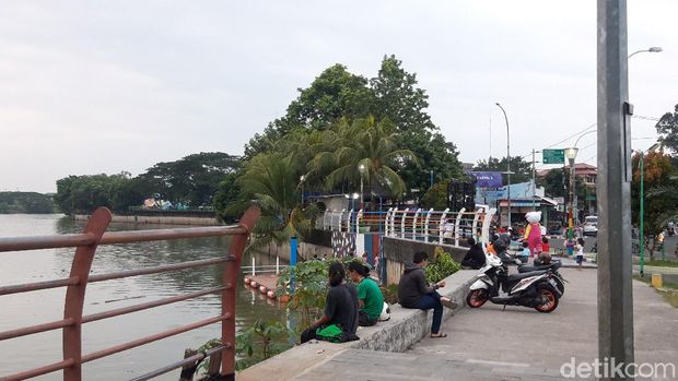 Warga Ramai-ramai Tangkap Ikan Mabuk di Kali Cisadane