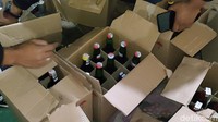 Ada sejumlah warung semi permanen yang digerebek petugas. Warung-warung itu terindikasi menjadi tempat penyimpanan minuman keras saat malam hari.