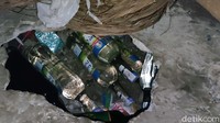 Ada sekitar 3 tempat penyimpanan miras rahasia yang ditemukan polisi saat penggerebekan. Di dalamnya terdapat ratusan botol miras khususnya miras oplosan.