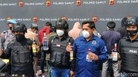 Selain mengamankan ratusan botol miras, polisi juga mengamankan beberapa pemilik warung dan para penjual miras eceran.