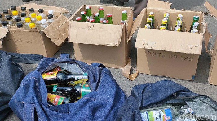 Warung di Garut Jadi 'Bunker Miras' Digerebek Polisi Polisi menggerebek warung-warung meresahkan yang kerap menjual minuman keras di Garut. Di dalam beberapa warung, polisi menemukan bunker tempat penyimpanan miras.