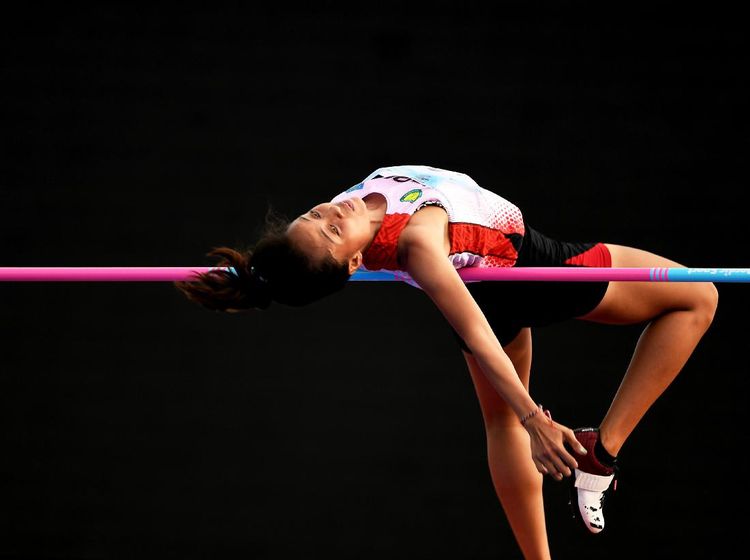 Aksi Atlet Lompat Tinggi Melenting di Atas Galah