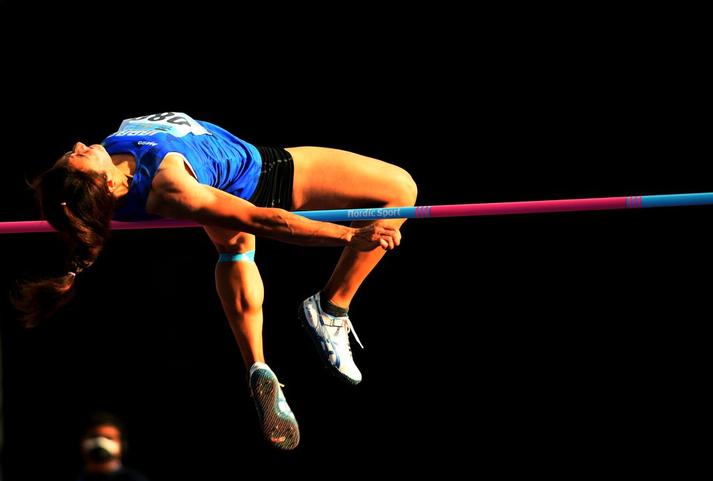 Aksi Atlet Lompat Tinggi Melenting di Atas Galah
