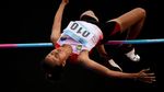 Aksi Atlet Lompat Tinggi Melenting di Atas Galah
