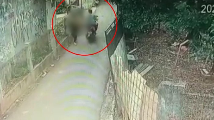 Aksi Begal Payudara di Cipayung terekam CCTV