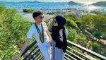 Tatapan Mesra Alvin Faiz dan Henny Rahman saat Honeymoon Labuan Bajo