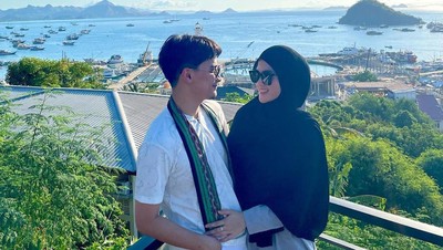 Tatapan Mesra Alvin Faiz dan Henny Rahman saat Honeymoon Labuan Bajo
