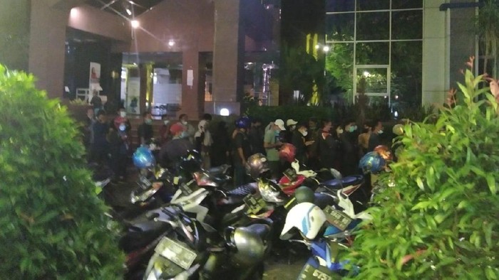 Antrean registrasi Bantuan Subsidi Upah (BSU) di Bank BTN Jalan Pemuda, Surabaya dihentikan