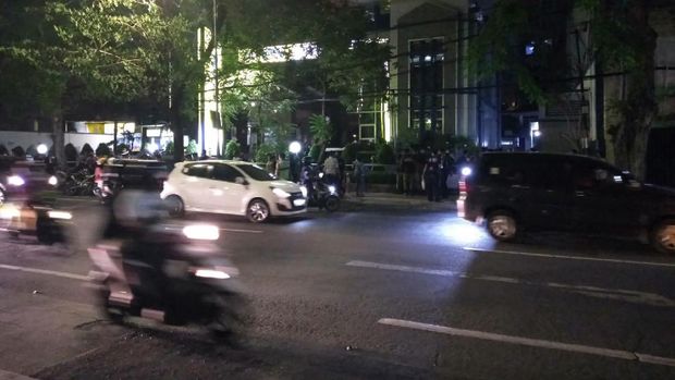 Antrean registrasi Bantuan Subsidi Upah (BSU) di Bank BTN Jalan Pemuda, Surabaya dihentikan