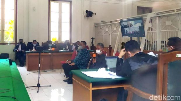 Auditor BPK saat menjadi saksi di sidang kasus suap Nurdin Abdullah di Pengadilan Tipikor Makassar. (Hermawan/detikcom)