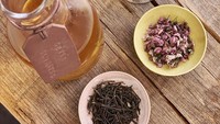 Tak hanya makanan, menu minuman di Noma juga begitu dipikirkan. Salah satunya cold infused dari Malawi Antlers dan bunga sakura ini.