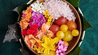 Dari kategori menu musim panas, ada hidangan cantik ini. Tomat cherry dibalut saus berbahan kerang dan elderflower dengan sumac.